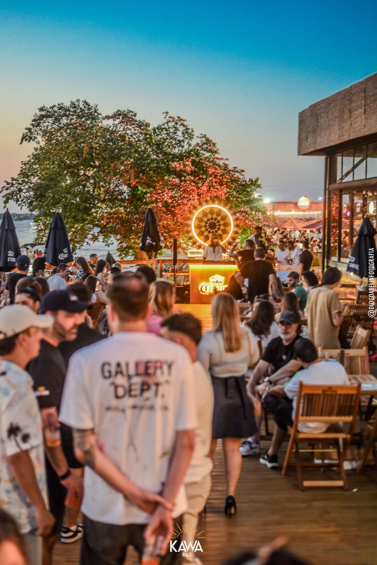 Deck Kawa Bar ao pôr do sol