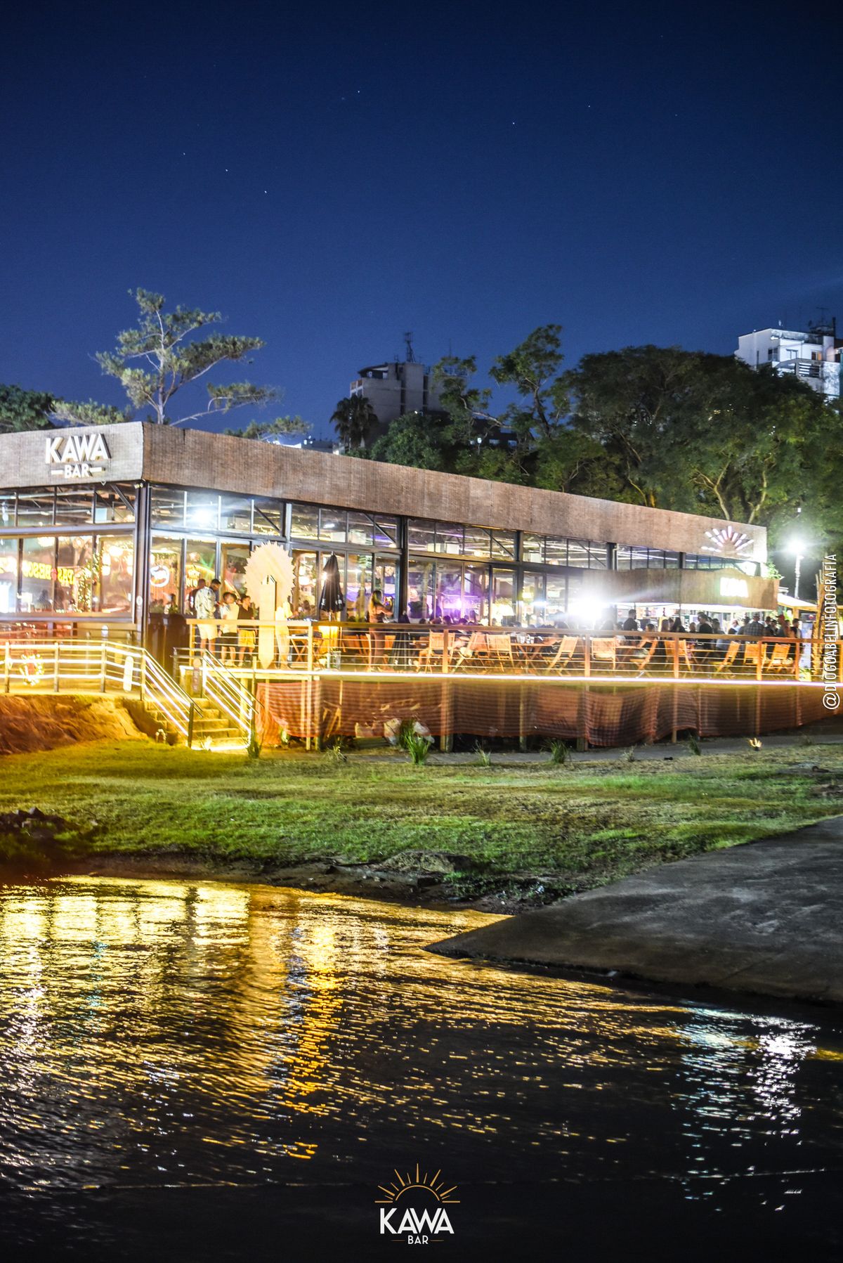 Vista noturna do Kawa Bar